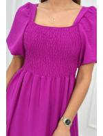 Šaty s řaseným výstřihem tmavě fialové barvy