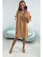 Šaty s vázanými rukávy v kamelové barvě