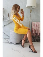 Otrhané šaty hořčicové barvy