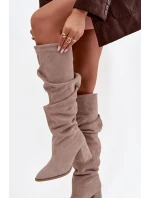 Zmačkané kozačky z přírodního semiše na sloupku zateplené Zazoo 4228 béžové Zmačkané kozačky z přírodního semiše na sloupku zateplené Zazoo 4228 béžové