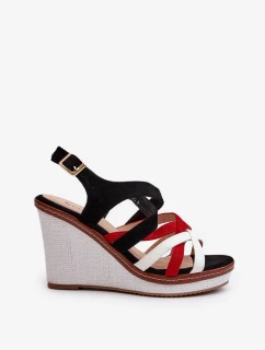 Černé sandály Ellen Strappy na klínu