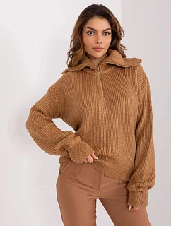 Dámský volný svetr s rozepnutým rolákem camel (0374)