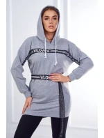 Šaty zdobené stuhou s nápisem šedá Šaty zdobené stuhou s nápisem šedá