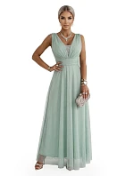 637-5 Dlouhé maxi šaty s brokátovým akcentem a hlubokým výstřihem - pistáciová barva