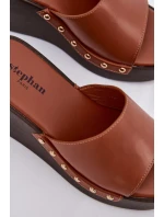 Dámské nazouváky na platformě se zlatými přezkami camel Arionne