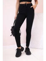 Dámské teplákové kalhoty s lampasem a šňůrkou v pase černé Dámské teplákové kalhoty s lampasem a šňůrkou v pase černé