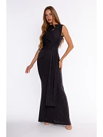 M922 – Elegantní, třpytivé večerní šaty s drapovanou šerpou – černé