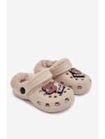 Dětské pěnové pantofle zateplené kožíškem s ozdobnými připínkami – khaki