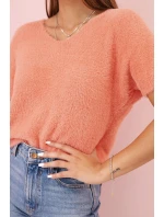Dámský svetr z měkkého chlupatého materiálu s výstřihem do V a krátkým rukávem lososový