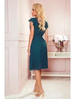 POLINA - Plisované dámské šaty v lahvově zelené barvě s výstřihem a volánky 374-1 POLINA - Plisované dámské šaty v lahvově zelené barvě s výstřihem a volánky 374-1