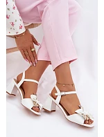 Dámské sandály na podpatku s ozdobným květem Vinceza 20283 bílé