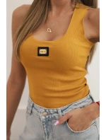 Dámská pruhovaná top na ramínkách s ozdobnou nášivkou hořčicová Dámská pruhovaná top na ramínkách s ozdobnou nášivkou hořčicová