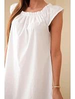 Dámské bavlněné šaty s nařaseným výstřihem a volánkem bílá Dámské bavlněné šaty s nařaseným výstřihem a volánkem bílá