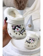 Dětské pěnové pantofle zateplené kožíškem s ozdobnými připínkami – krémové