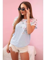 Dámská bavlněná blůza s krátkým rukávem a květinovým potiskem modrá Dámská bavlněná blůza s krátkým rukávem a květinovým potiskem modrá