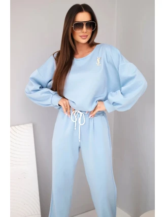 Dámský komplet máslový svetr s broží a kalhoty s rovnou nohavicí modrý