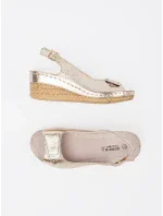 Klasické zlaté dámské  sandály na klínku