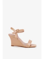Dámské lakované sandály na klínku Nude Vliraya