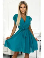 424-1 Šifonové plisované šaty s výstřihem a volánky - MARINE