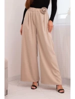 Dámské elegantní kalhoty s širokou nohavicí a ozdobným květem béžové