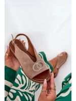 Dámské Sandály S Dekorací Na Plochém Podpatku Eko Semišové Tmavě Béžové Ralisses Dámské Sandály S Dekorací Na Plochém Podpatku Eko Semišové Tmavě Béžové Ralisses