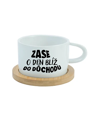 ZASE O DEN BLÍŽ DO DŮCHODU - bílý hrníček makronka 200 ml