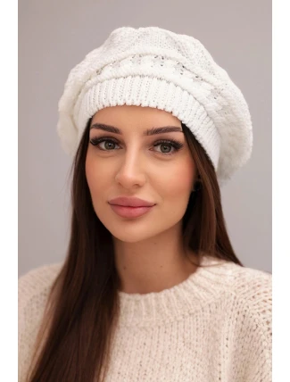 Dámská zimní čepice z vlny s volným střihem a ozdobným pletením K378 bílá