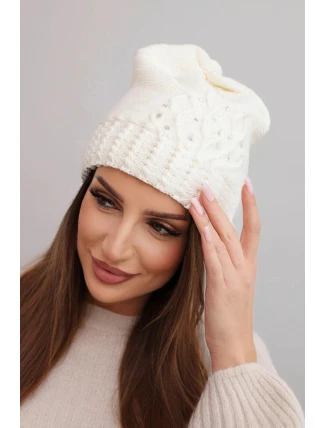 Dámská zimní čepice s vlnou zdobená flitry a pleteninou K473 ecru