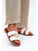 Dámské sandály na plochém podpatku se zlatou ozdobou bílé Karinma