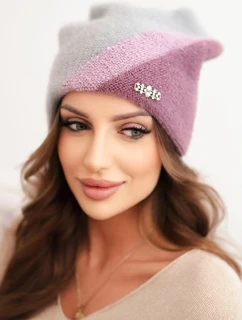 Dámská zimní čepice z huňaté pleteniny s ozdobnou aplikací šedá + tmavě fialová