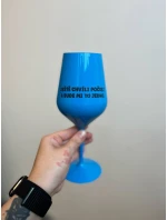 JEŠTĚ CHVÍLI POČKEJ A BUDE MI TO JEDNO. - modrá nerozbitná sklenice na víno 470 ml JEŠTĚ CHVÍLI POČKEJ A BUDE MI TO JEDNO. - modrá nerozbitná sklenice na víno 470 ml