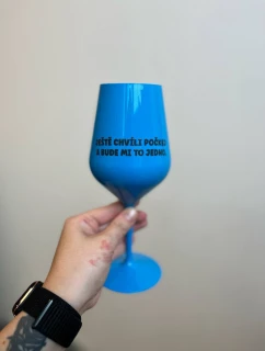 JEŠTĚ CHVÍLI POČKEJ A BUDE MI TO JEDNO. - modrá nerozbitná sklenice na víno 470 ml