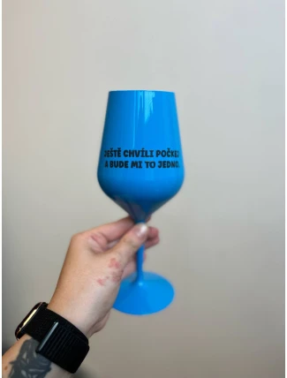 JEŠTĚ CHVÍLI POČKEJ A BUDE MI TO JEDNO. - modrá nerozbitná sklenice na víno 470 ml JEŠTĚ CHVÍLI POČKEJ A BUDE MI TO JEDNO. - modrá nerozbitná sklenice na víno 470 ml