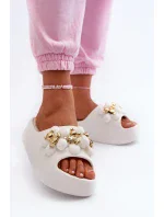 Dámské pěnové pantofle s ozdobami na silné podrážce, bílá Bremavia Dámské pěnové pantofle s ozdobami na silné podrážce, bílá Bremavia