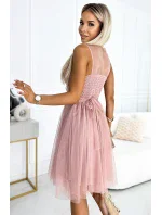 525-2 OLGA tylové šaty s výstřihem a ozdobnou sponou - BRUCE PINK