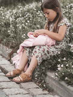 Dětské sandály na suchý zip se střapci Hněde Missy