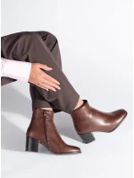 Zajímavé hnědé kotníčkové boty dámské na širokém podpatku Zajímavé hnědé kotníčkové boty dámské na širokém podpatku