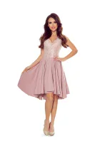 PATRICIA - Dámské šaty v pudrově růžové barvě s delším zadním dílem a krajkovým výstřihem 300-1