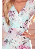 Světle modré vypasované dámské šaty se vzorem růžových květů, s dlouhými rukávy a s přeloženým obálkovým výstřihem 387-1