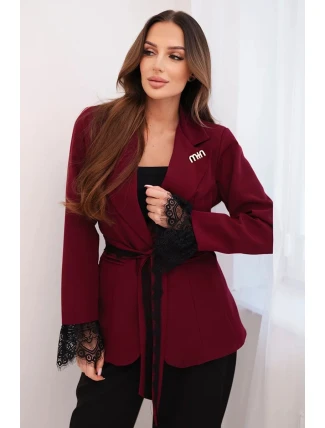 Dámská sako s páskem a krajkovým zakončením rukávů bordó