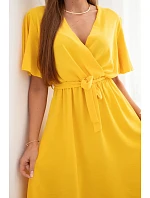 Šaty s překládaným výstřihem žlutá