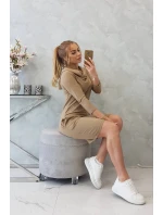 Šaty s kapucí a kapsami camel