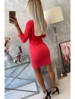 Přiléhavé šaty s výstřihem v malinové barvě