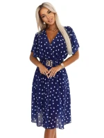 604-4 Smyslné bílé hráškové šaty s obálkovým výstřihem a ozdobným páskem - tmavě modré