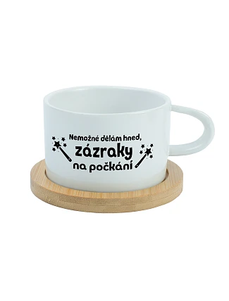 NEMOŽNÉ DĚLÁM HNED, ZÁZRAKY NA POČKÁNÍ - bílý hrníček makronka 200 ml NEMOŽNÉ DĚLÁM HNED, ZÁZRAKY NA POČKÁNÍ - bílý hrníček makronka 200 ml