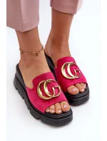 Dámské pantofle z ekologického semiše na klínku a platformě se zlatým zdobením Fuchsia Iaria Dámské pantofle z ekologického semiše na klínku a platformě se zlatým zdobením Fuchsia Iaria