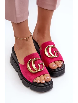 Dámské pantofle z ekologického semiše na klínku a platformě se zlatým zdobením Fuchsia Iaria Dámské pantofle z ekologického semiše na klínku a platformě se zlatým zdobením Fuchsia Iaria