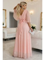 654-4 Dlouhé třpytivé plus size šaty s výstřihem a průhlednými rukávy - broskvová barva