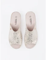 Pohodlné dámské Jasnobeżowy nazouváky na klínku Pohodlné dámské Jasnobeżowy nazouváky na klínku