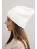 Dámská zimní čepice s vlnou a jemnou výzdobou bílá